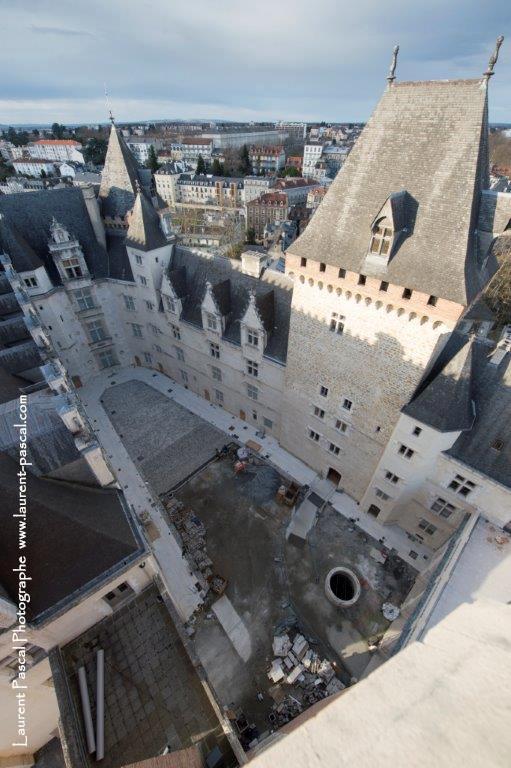 Media Name: e_la_cour_vue_du_donjon.jpg