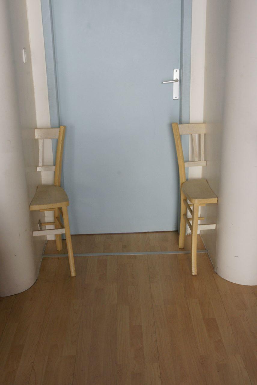 Media Name: o_d.blaise_demi_chaises.jpg