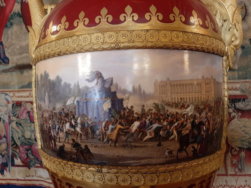 Media Name: o_detail_vase_forme_etrusque_la_foule_remplacant_les_boeufs_1818_1819.jpg