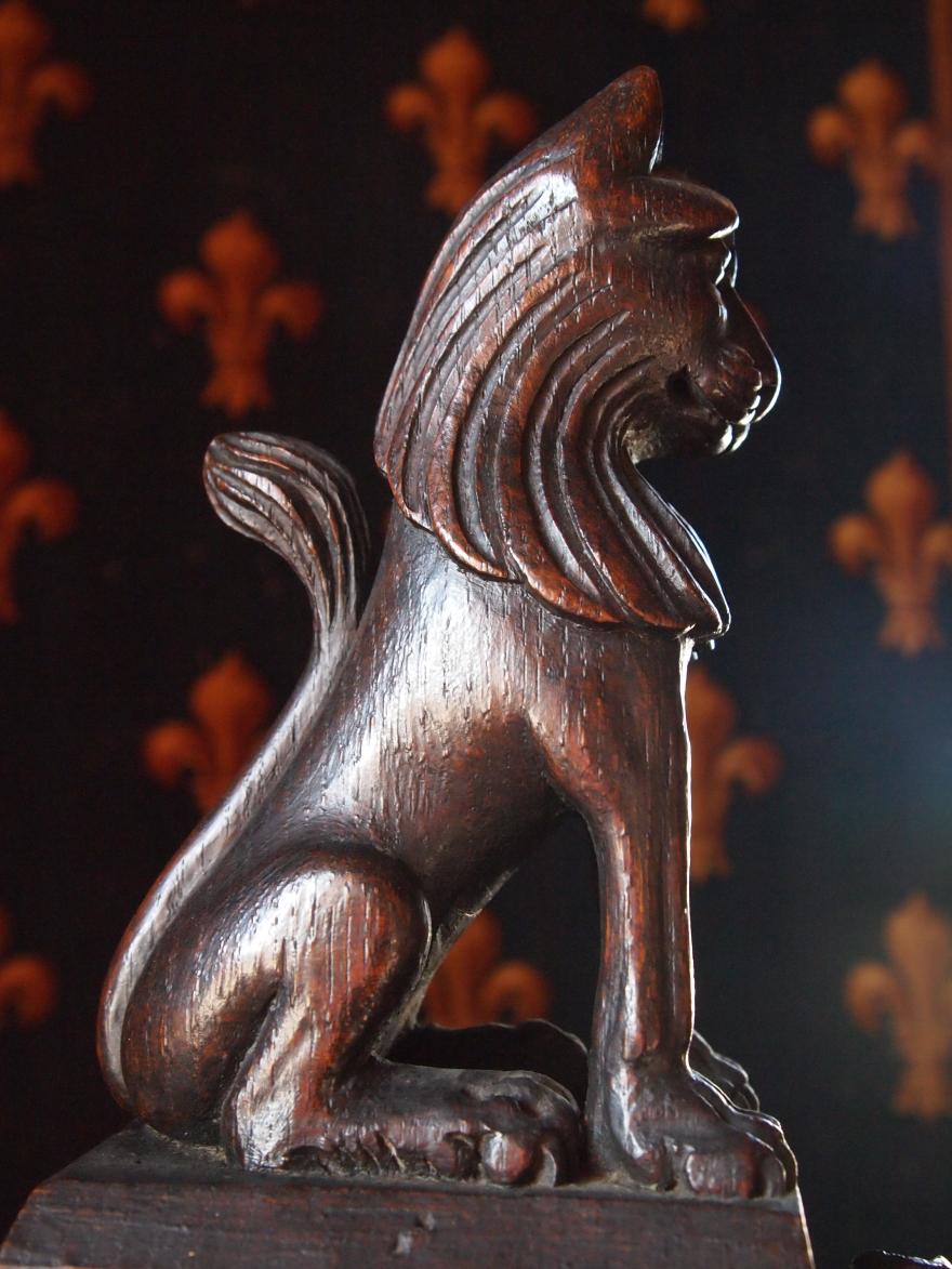 Media Name: o_petitlion_detail_accoudoir_fauteuil.jpg