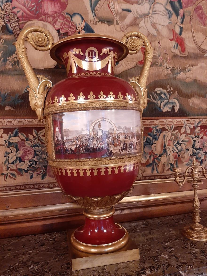 Media Name: o_vase_forme_etrusque_la_foule_remplacant_les_boeufs_1818_1819.jpg